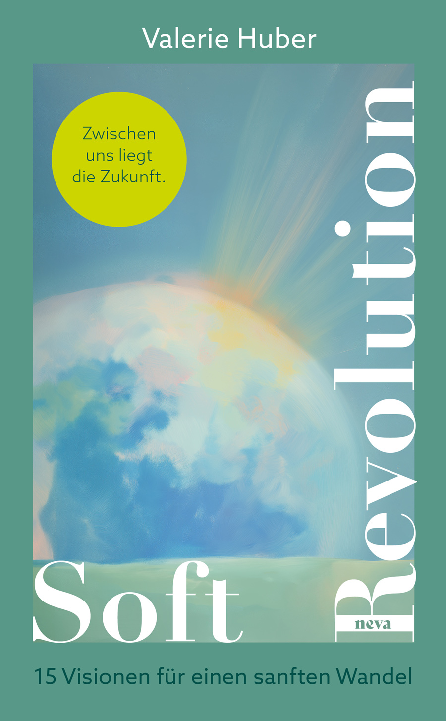 Buchcover „Soft Revolution“ von Valerie Huber. Auf grünblauem Hintergrund ist eine malerische Darstellung der Erde mit hellem Lichtschein zu sehen. Der Untertitel lautet: „15 Visionen für einen sanften Wandel“. In einem gelben Kreis steht: „Zwischen uns liegt die Zukunft.“