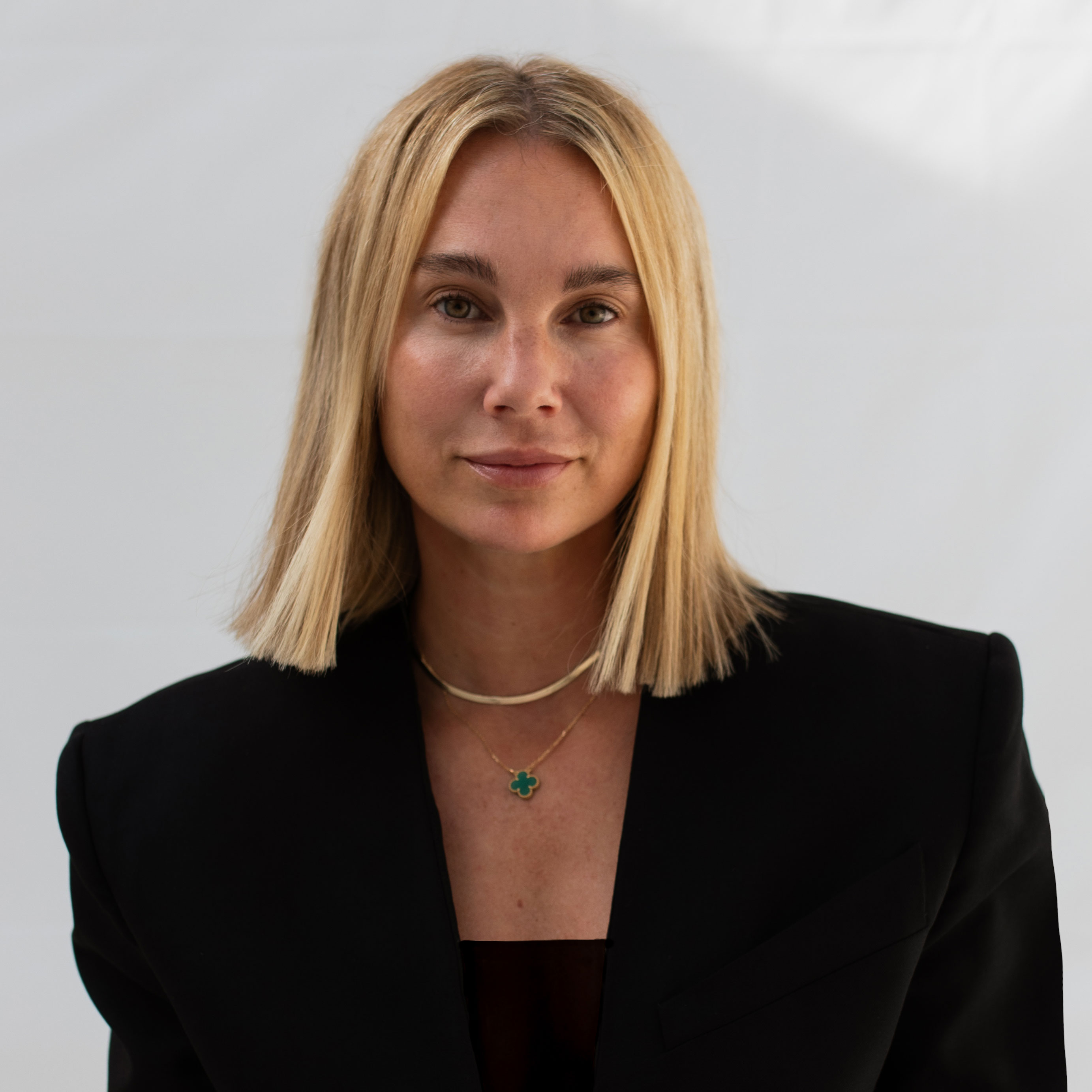 Zu sehen ist ein Portraitfoto der Autorin Karin Teigl