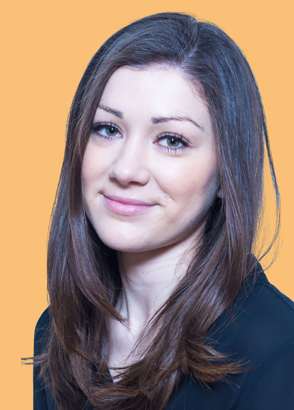 Zu sehen ist ein Portraitfoto von Tamara Kurz in bunt, mit einem gelben Hintergrund.